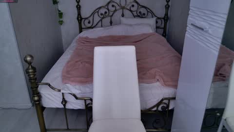 Snapshot of ghost_girlyy chatting on April 10, 2026, 5:01 am violeta online show from April 10, 2026, 5:01 am