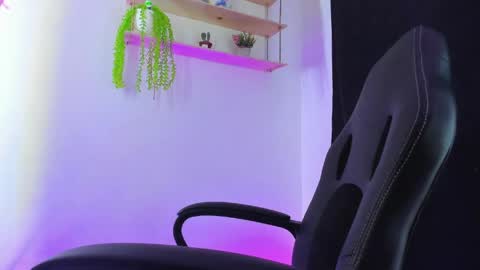 giaaaa   online show from April 5, 2026, 1:03 am