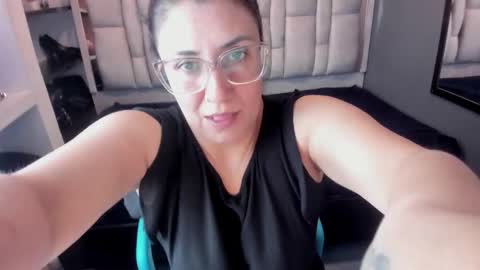 Snapshot of giafox_ chatting on October 6, 2025, 7:33 pm G I A FOX online show from October 6, 2025, 7:33 pm