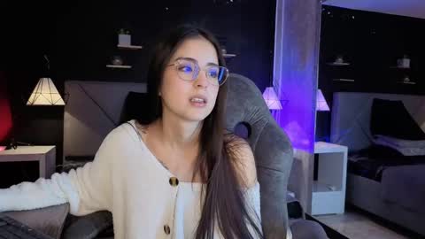 Snapshot of giapearl2 chatting on October 17, 2025, 12:30 pm Gia online show from October 17, 2025, 12:30 pm