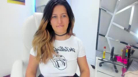 GiaRoussel online show from January 7, 2025, 11:24 pm