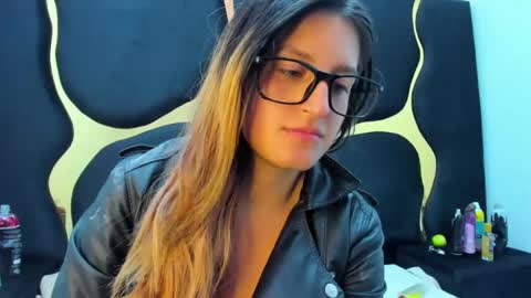 GiaRoussel online show from February 1, 2025, 5:26 pm