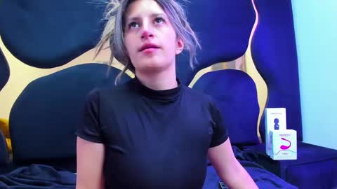 GiaRoussel online show from October 11, 2025, 3:54 pm