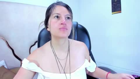 GiaRoussel online show from October 25, 2025, 4:13 pm