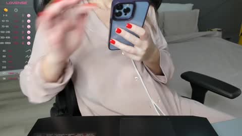 gigihadd online show from December 1, 2024, 7:36 pm