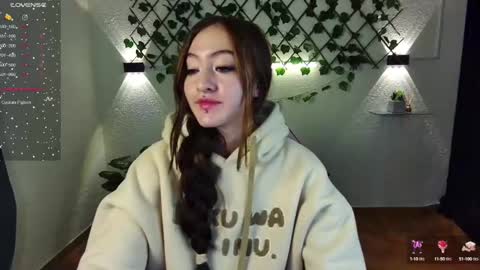 Snapshot of gigii_hadiidd chatting on December 27, 2024, 12:01 pm Gisel online show from December 27, 2024, 12:01 pm