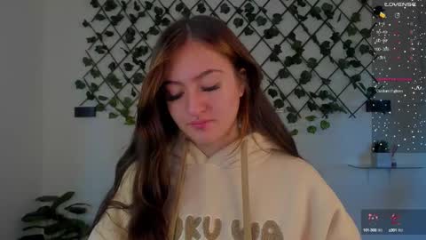 Snapshot of gigii_hadiidd chatting on January 12, 2025, 12:01 pm Gisel online show from January 12, 2025, 12:01 pm