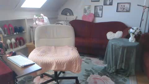 Snapshot of ginablondecam chatting on June 25, 2026, 8:30 am Gina online show from June 25, 2026, 8:30 am