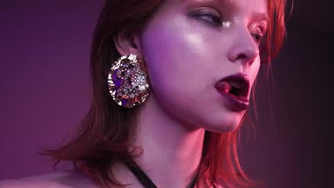        im expecting 350 thumbs up on my altar   online show from December 22, 2024, 10:15 pm