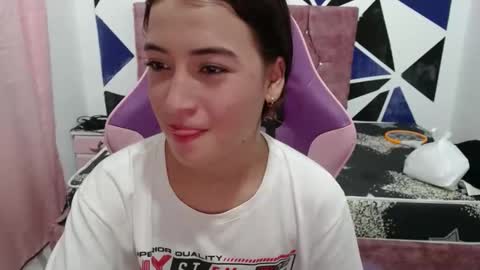 Snapshot of girl_princess18 chatting on November 6, 2025, 2:45 am girl_princess18 online show from November 6, 2025, 2:45 am