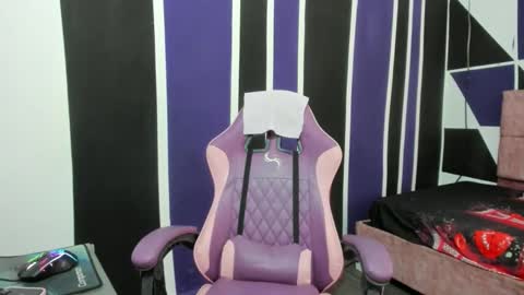 Snapshot of girl_princess18 chatting on December 15, 2025, 7:18 pm girl_princess18 online show from December 15, 2025, 7:18 pm