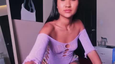 girlytiny online show from April 30, 2026, 6:53 am