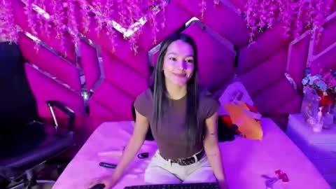 Snapshot of gisell_squirt chatting on October 10, 2025, 11:31 am gisell_squirt online show from October 10, 2025, 11:31 am