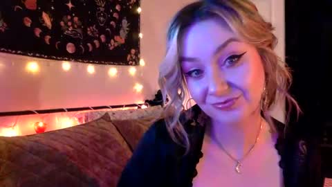 Snapshot of givemesweetdreams chatting on September 11, 2025, 12:44 am givemesweetdreams online show from September 11, 2025, 12:44 am