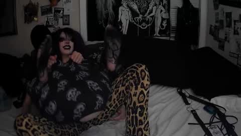 Snapshot of gl00my_gh0ul chatting on December 17, 2025, 3:56 am Gloomy online show from December 17, 2025, 3:56 am