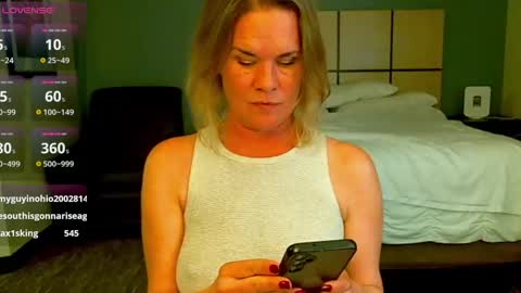 Snapshot of glam_cat chatting on December 29, 2024, 1:02 am Gwendolyn online show from December 29, 2024, 1:02 am