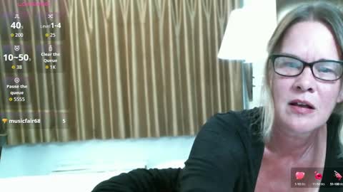 Snapshot of glam_cat chatting on September 14, 2025, 1:16 am Gwendolyn online show from September 14, 2025, 1:16 am
