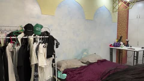 Mia online show from April 9, 2026, 10:42 am