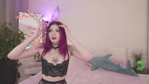 Snapshot of glitch_witch chatting on October 6, 2025, 6:05 pm Luna online show from October 6, 2025, 6:05 pm