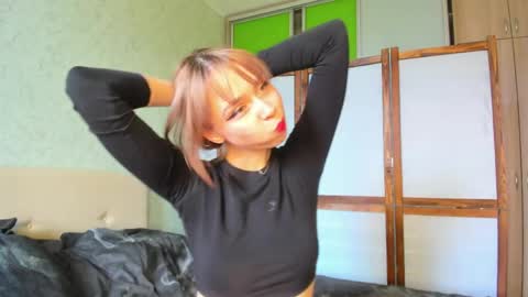 Snapshot of glitchy_doll chatting on May 12, 2026, 4:42 am Sara online show from May 12, 2026, 4:42 am