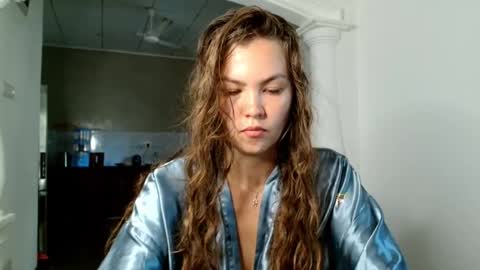 glitter_doll online show from October 28, 2025, 8:18 am