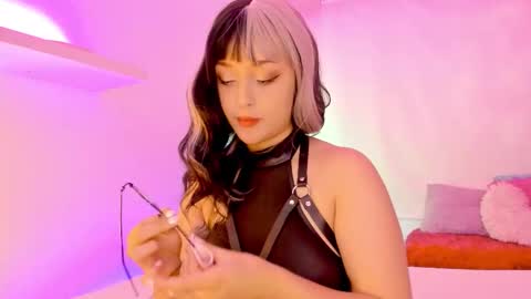 Mimi online show from November 4, 2025, 6:51 pm