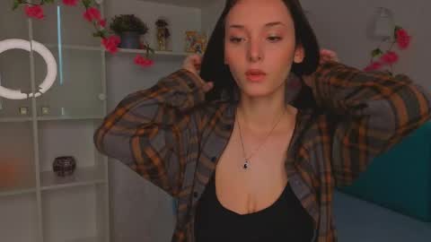 Mia online show from May 25, 2026, 6:41 am