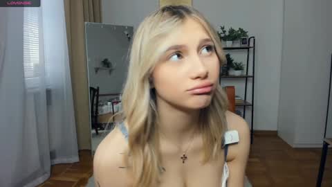 Snapshot of glossybabe_ chatting on January 19, 2026, 7:56 am Cherry online show from January 19, 2026, 7:56 am