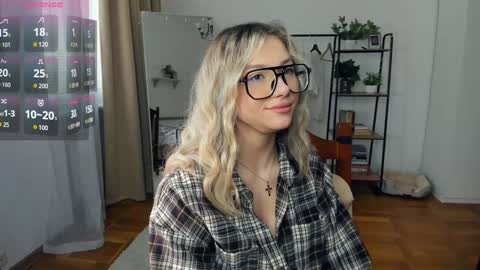 Snapshot of glossybabe_ chatting on February 22, 2026, 7:40 am Cherry online show from February 22, 2026, 7:40 am