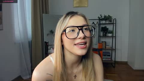 Snapshot of glossybabe_ chatting on March 1, 2026, 7:54 am Cherry online show from March 1, 2026, 7:54 am