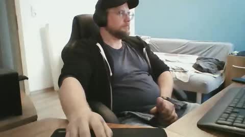 gnik_labinnah online show from March 31, 2026, 3:56 pm