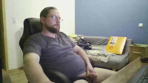 gnik_labinnah online show from April 6, 2026, 9:38 pm