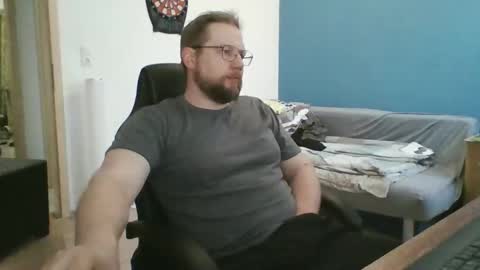 gnik_labinnah online show from April 12, 2026, 7:35 am