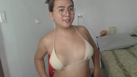 Snapshot of goldbella_ chatting on February 5, 2025, 1:15 am bella online show from February 5, 2025, 1:15 am