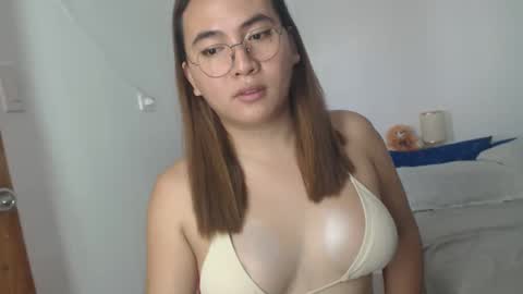 Snapshot of goldbella_ chatting on February 26, 2025, 1:43 am bella online show from February 26, 2025, 1:43 am