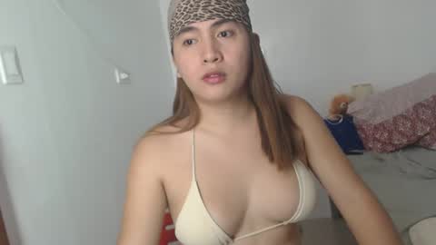 Snapshot of goldbella_ chatting on February 27, 2025, 2:53 am bella online show from February 27, 2025, 2:53 am