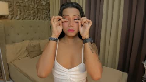 RIANA online show from November 17, 2025, 5:52 pm