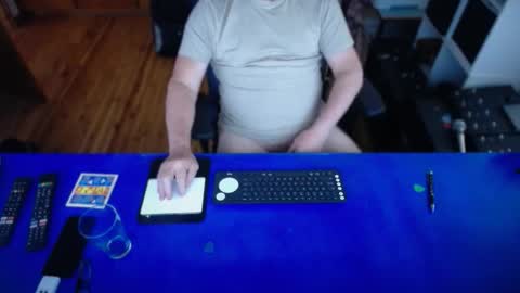 guesswhatigot2 online show from November 23, 2025, 4:01 am