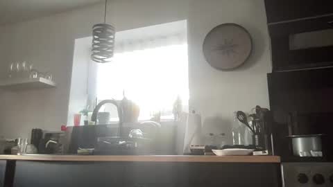 guil0 online show from November 3, 2025, 11:44 am