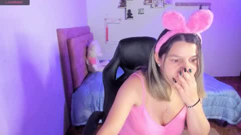 Snapshot of guinivere_blake chatting on October 14, 2025, 1:28 am Hello Im Julieta Im 25 years old welcome to my room have fun and be happy. online show from October 14, 2025, 1:28 am