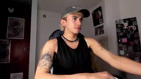 Snapshot of guynextdoor__ chatting on September 28, 2025, 9:42 pm guynextdoor__ online show from September 28, 2025, 9:42 pm