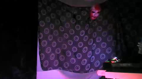 guyst049 online show from October 28, 2025, 7:49 pm