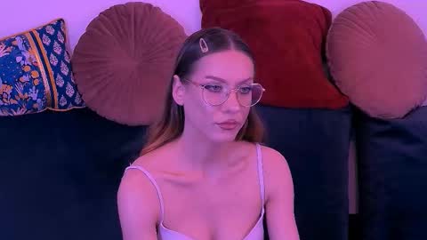 Carla online show from November 30, 2025, 7:07 pm