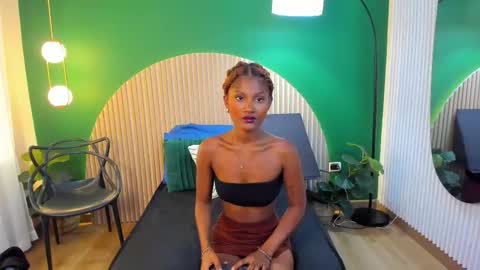 Halley Lorens online show from September 26, 2025, 7:07 pm