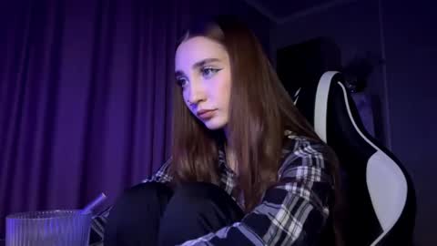 Holly online show from November 21, 2025, 7:34 pm