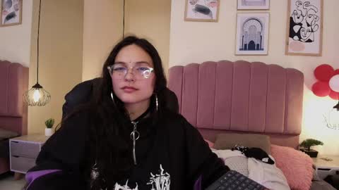 hanabie_ online show from April 12, 2026, 3:33 am