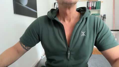 hanky online show from October 19, 2025, 1:23 pm