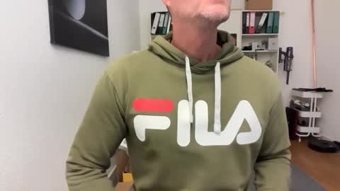 hanky online show from December 3, 2025, 8:23 am