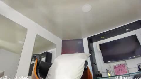 hannah dilau  online show from October 28, 2025, 9:39 pm