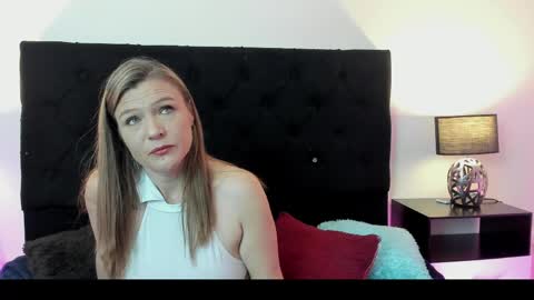 hanna_vell11 online show from May 13, 2026, 1:47 am
